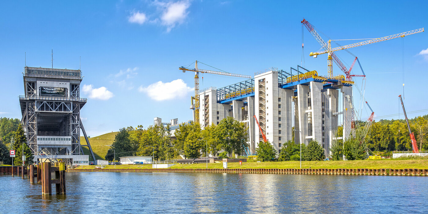 Gebäude im Bauzustand angrenzend an Wasser